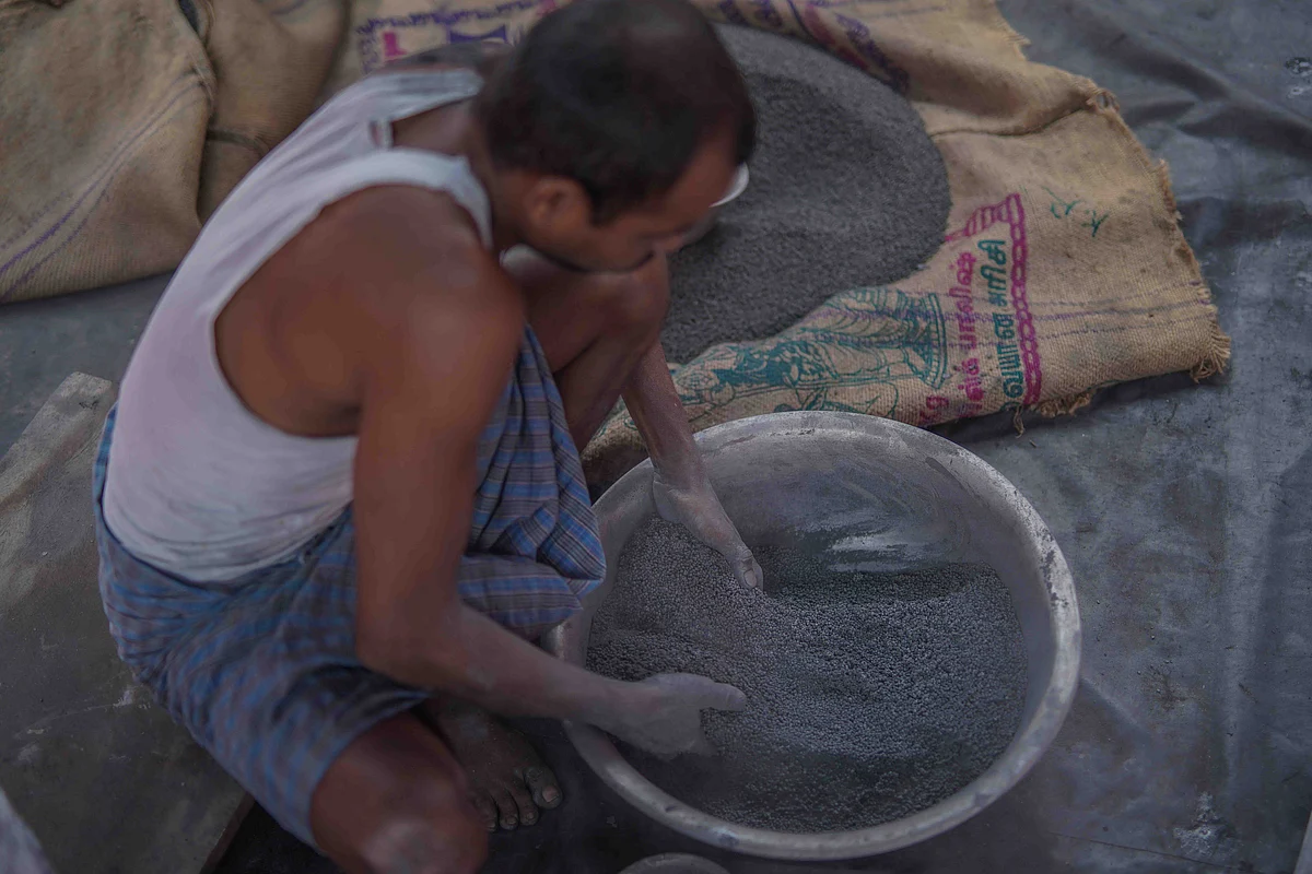 வண்ணங்கள் தரும் மணி மருந்தில் கரி மருந்து கலத்தல்.