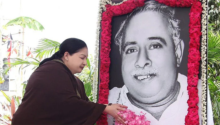 அண்ணாவுக்கு அஞ்சலி செலுத்தும் ஜெயலலிதா