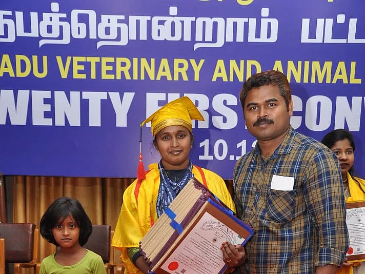 ``ஆக்ஸிடென்டை மறைச்சு என்னை டாக்டராக்கினார் கணவர்" - 18 பதக்கங்கள் வென்ற லாரி டிரைவர் மகள்