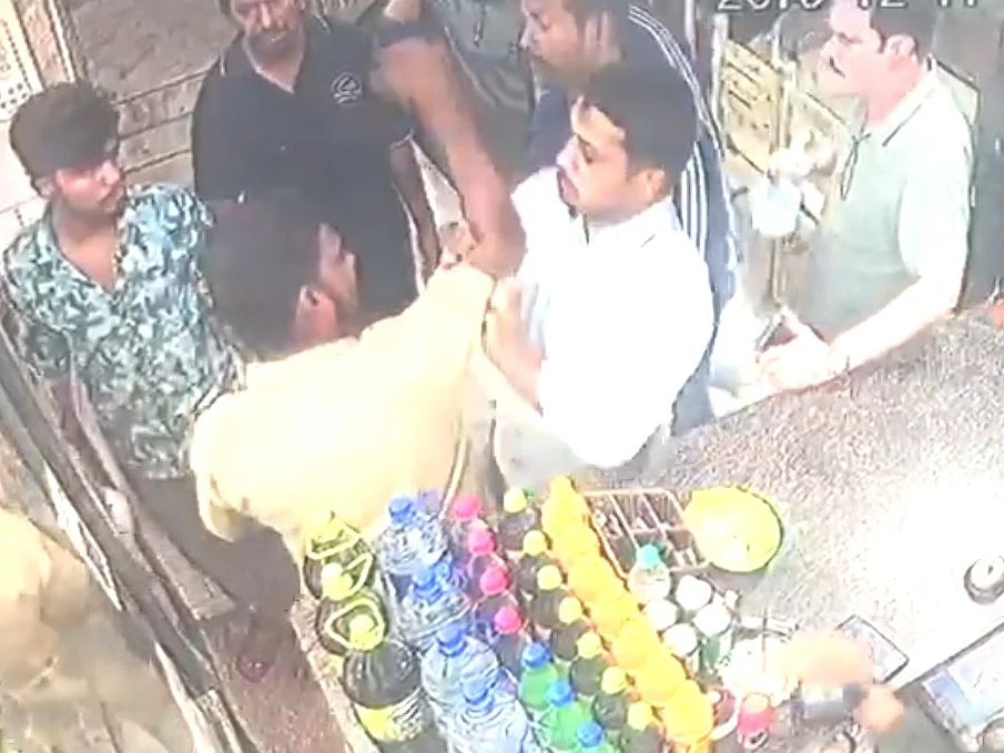 `ஓசி பிரியாணி; ஹோட்டலுக்குள் பாக்ஸிங்!’ -வாணியம்பாடியை அதிரவைத்த ஆட்டோ ஓட்டுநர்கள்
