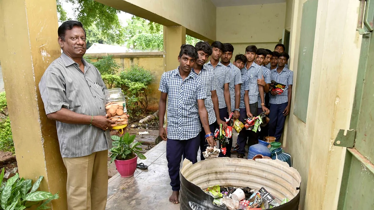 மாணவர்களுடன் ஆசிரியர் கந்தன்