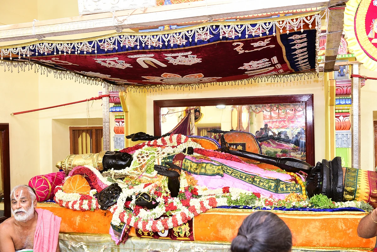 சயன கோலத்தில் எழுந்தருளிய காஞ்சிபுரம் அத்திவரதர்.
