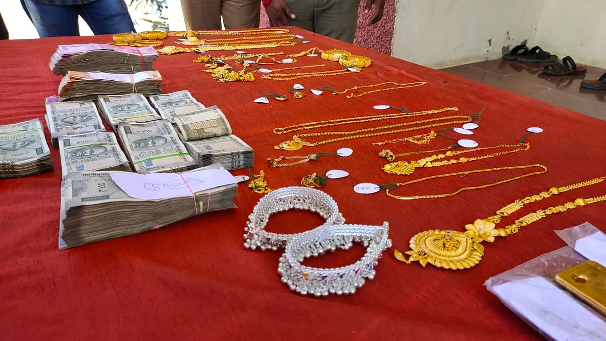போலீஸ் கைப்பற்றிய நகை மற்றும் பணம்