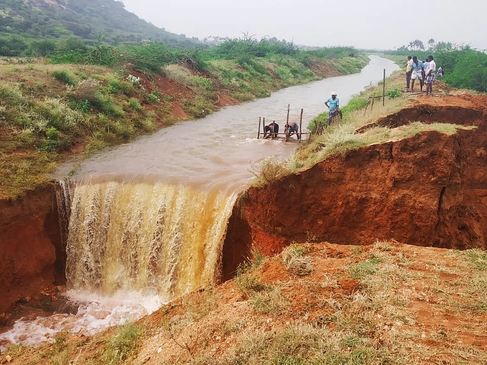 `உசிலம்பட்டிக்கு மட்டும் ஏன் இப்படியொரு துயரம்?!' -58 கிராமக் கால்வாய் உடைப்பால் கலங்கும் விவசாயிகள்