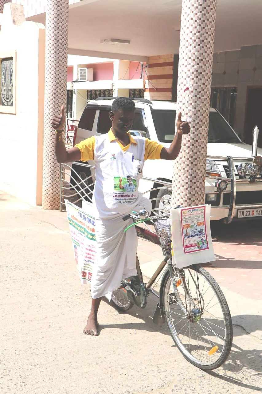 ஒற்றைக் காலில் சைக்கிள் ஓட்டி விழிப்புணர்வு