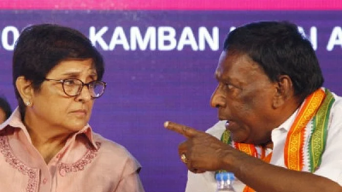 கிரண்பேடி, நாராயணசாமி