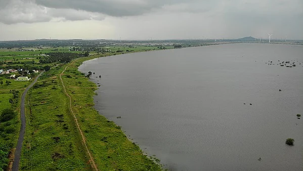 பரந்து விரிந்து கிடக்கும் மானுர் பெரியகுளம்