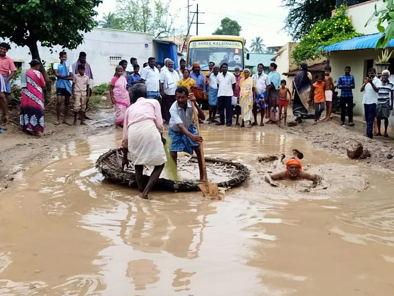 `நாமதான் பாத்து போகணும்.. இல்லைனா இப்படித்தான்!'- கிராம மக்களை அதிரவைத்த அதிகாரிகள்