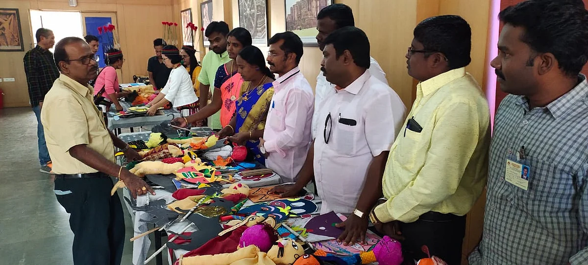 பொம்மலாட்ட பயிற்சி வகுப்பின்போது சரவணன்