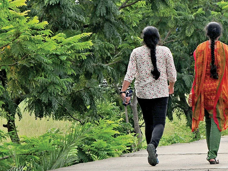 “மேடம், கொஞ்சம் நில்லுங்க!” - புதரிலிருந்து எழும் மர்ம குரல்...