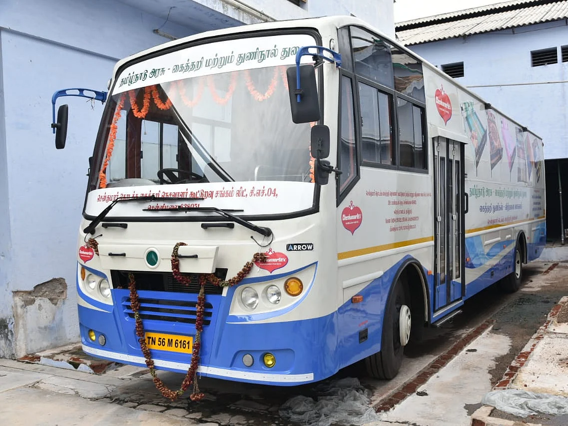 `போர்வை, துண்டுகளை விற்க தனிப் பேருந்து!’ - அசத்தும் சென்னிமலை கைத்தறி கூட்டுறவுச் சங்கம்