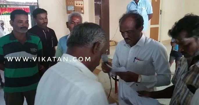 குலுக்கலில் ஈடுபடும் கிராமத்தினர்
