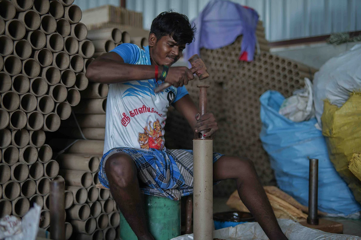 சலித்த மண்ணை பிசைந்து குழாயின் கீழ் அடைத்தல்.