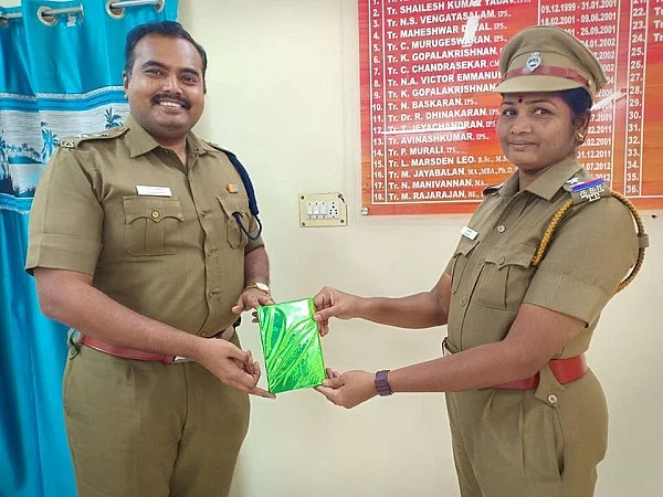 இன்ஸ்பெக்டர் வேல்கனியைப் பாராட்டும் துணை ஆணையர் சரவணன்