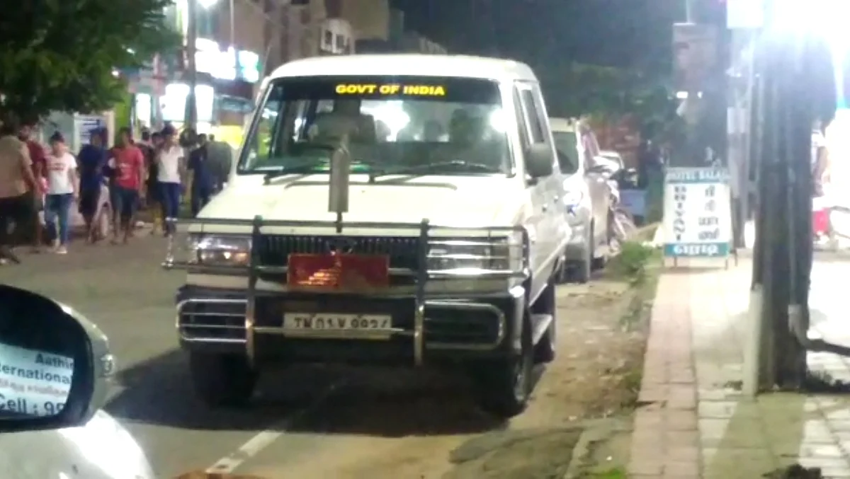 ரெய்டுக்கு வந்த வாகனங்கள்