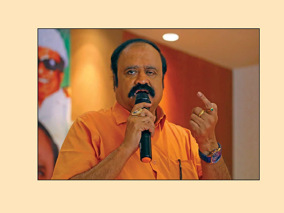 அ.தி.மு.க-வில் இணைந்தார் பெங்களூரு புகழேந்தி! #NowAtVikatan