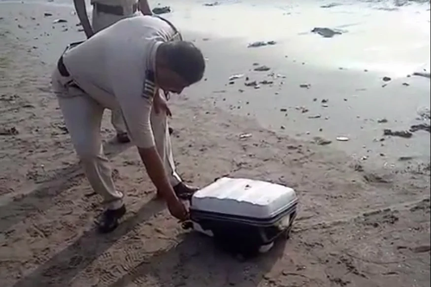 கடற்கரையில் ஒதுங்கிய சூட்கேஸ்