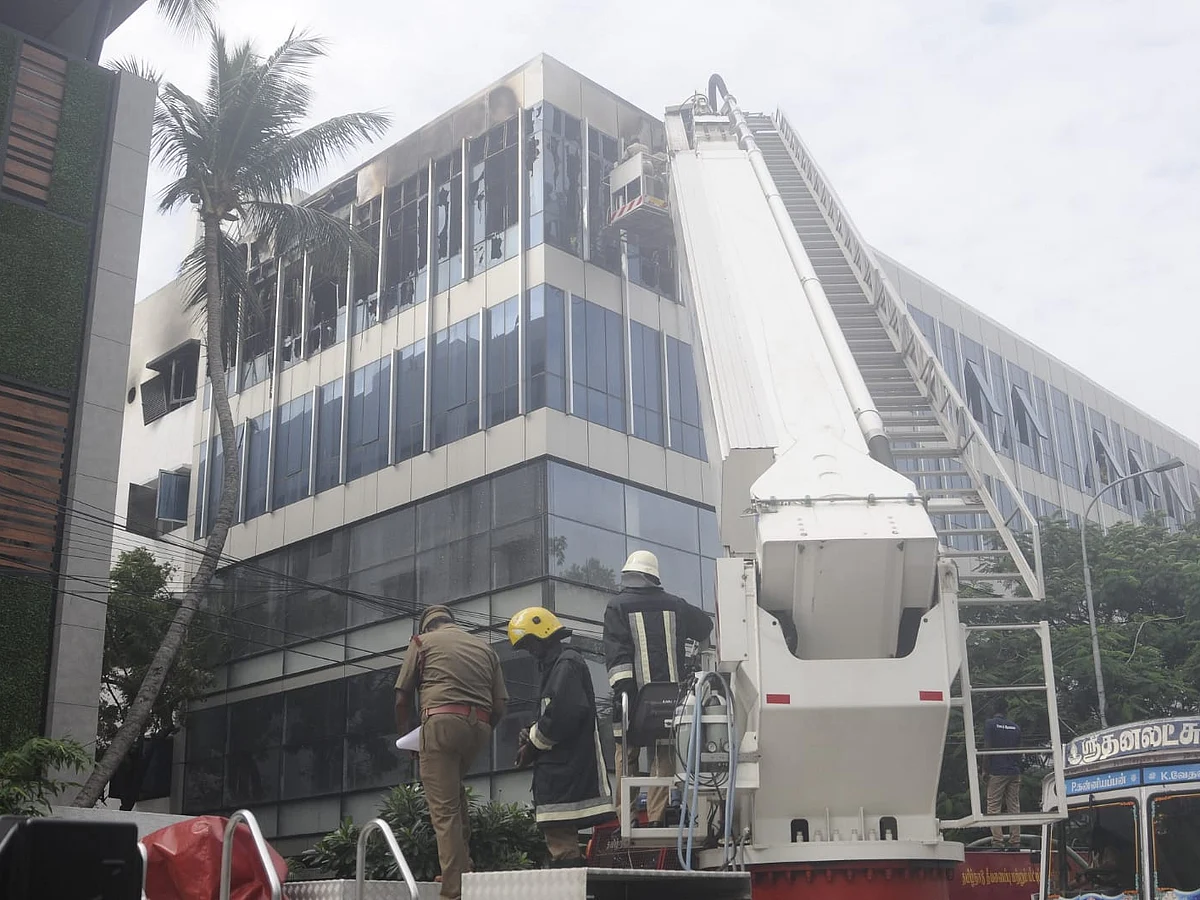 `முக்கிய ஆவணங்கள் எரிக்கப்பட்டதா?!' -சேகர் ரெட்டி அலுவலகத் தீ விபத்தால் சர்ச்சை