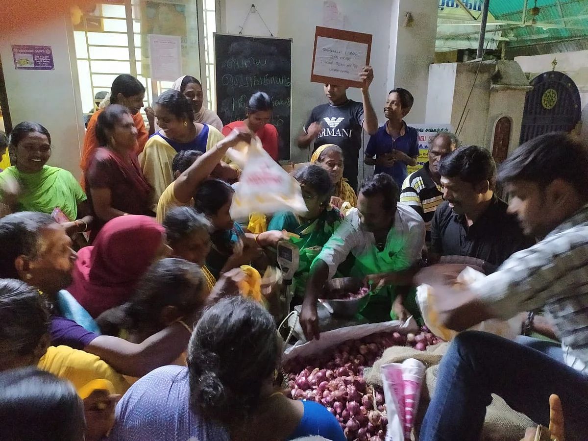 குறைந்த விலையில் வெங்காயம் விற்பனை