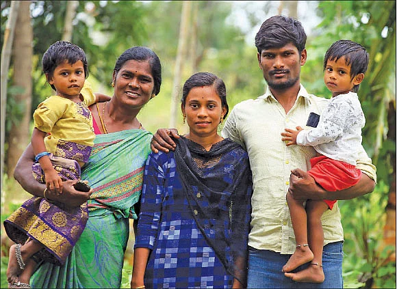 மாமியார், கணவர், குழந்தைகளுடன் லதா...