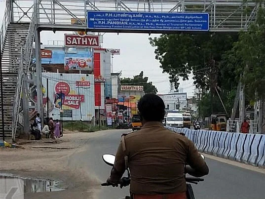 `ஹெல்மெட் அணியாமல் டூவிலர் பயணம்; வைரல் போட்டோ' - நெல்லை காவலருக்கு அபராதம்!