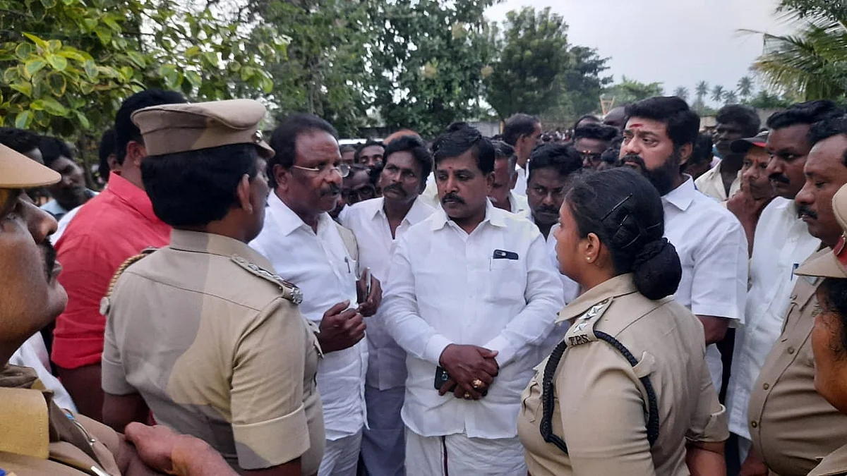 கல்லூரியில் கல் வீச்சு