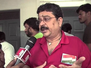 ஊரே கேக்குது!