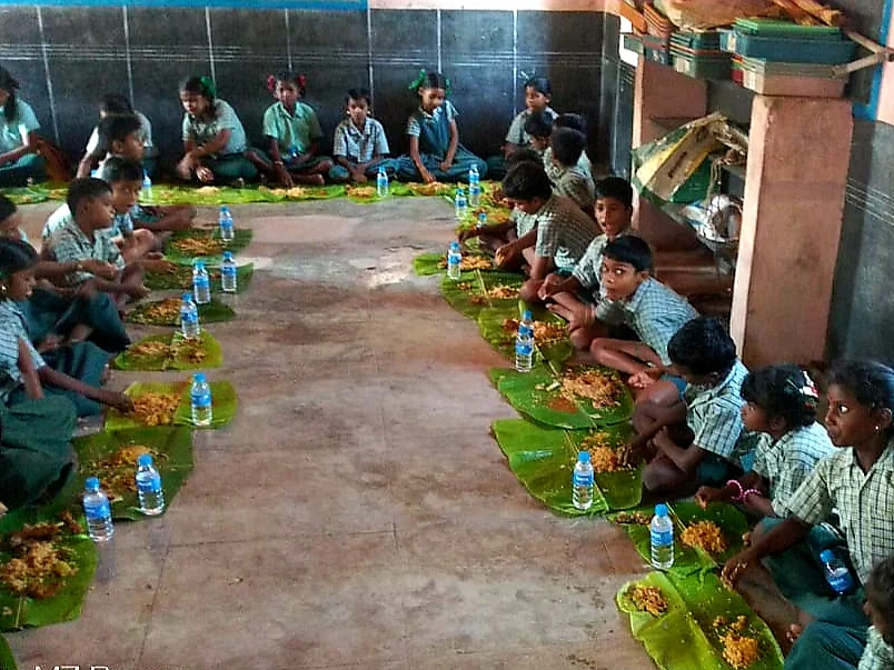 `தினமும் இதானே சாப்பிடுறீங்க.. ஒருநாள் மாத்தி சாப்பிடுங்க!'-நெகிழவைத்த அன்னவாசல் சத்துணவுப் பணியாளர்