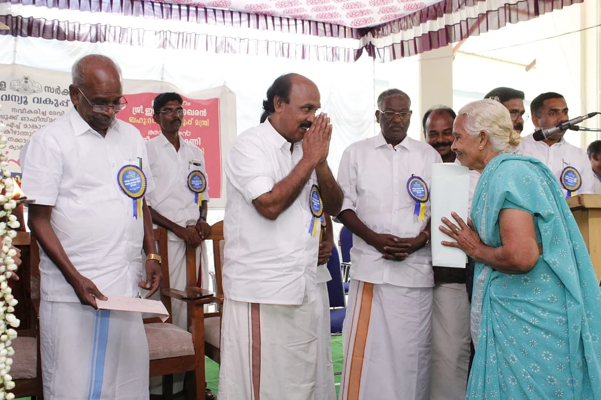 நிலம் சான்றிதழை வழங்கும் அமைச்சர்