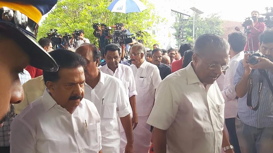முதல்வர் பினராயி, ரமேஷ் சென்னிதலா