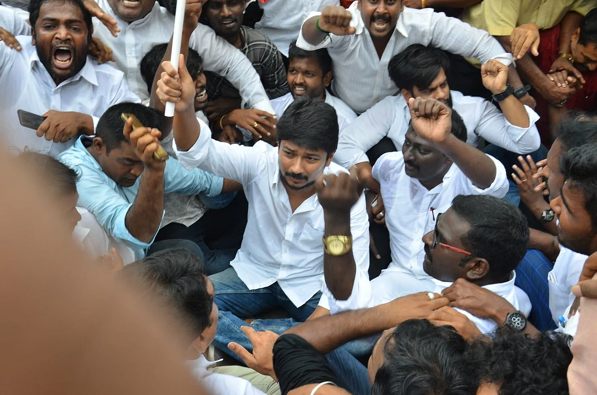 அண்ணா சாலையில் அமர்ந்த உதயநிதி