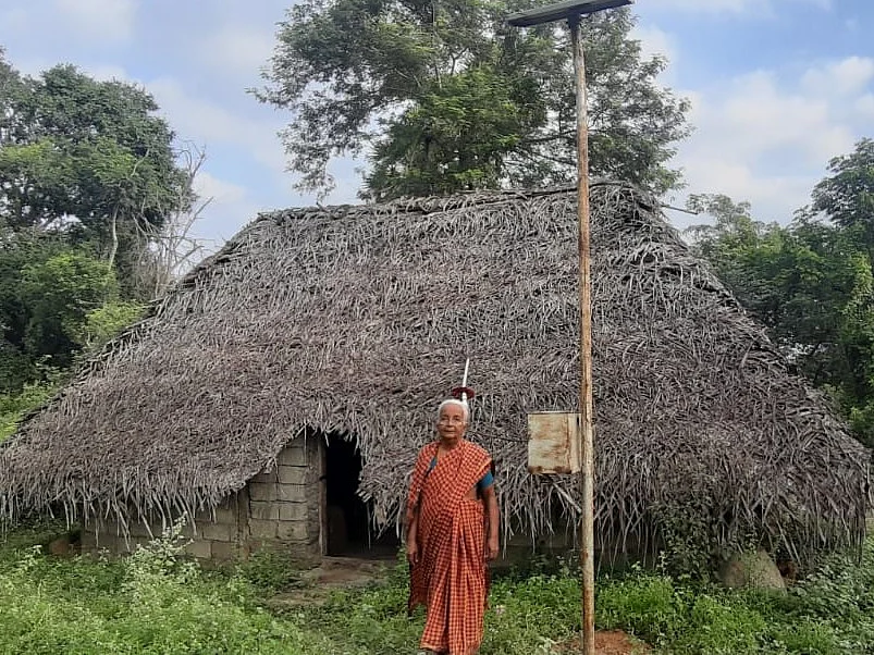 `15 வருஷமாக இருண்டு கிடந்த வாழ்க்கையில் வெளிச்சம்!' - இளைஞர்கள் உதவியால் நெகிழும் பூங்கோதை பாட்டி