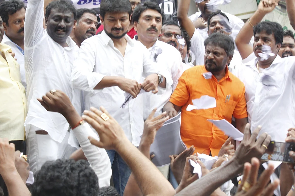 சட்ட நகலை கிழிக்கும் உதயநிதி