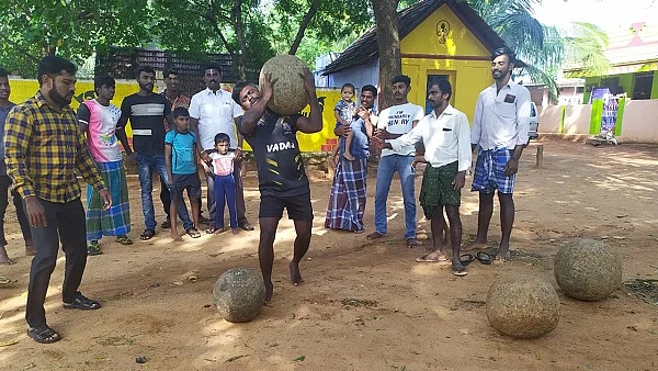 இளவட்டக்கல் தூக்கும் இளைஞர்