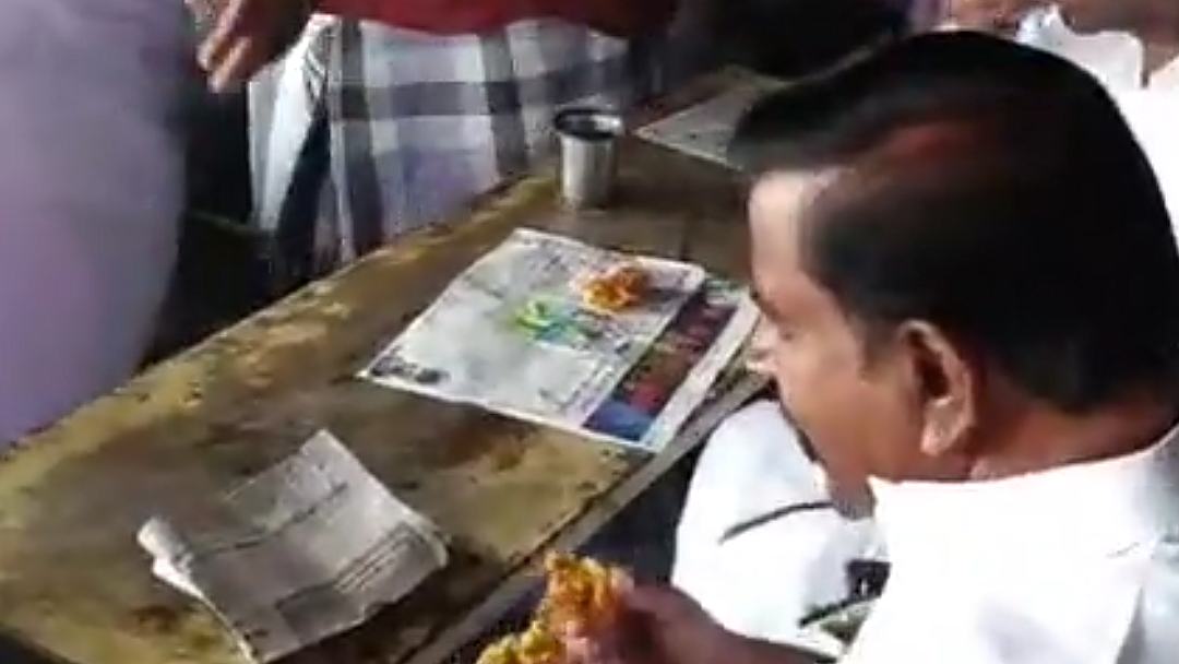 டீக்கடை யில் கே.என்.நேரு