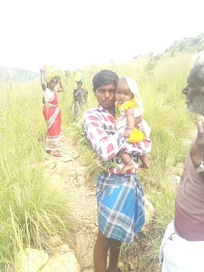 கரடு முரடான பாதையில் செல்லும் மக்கள்