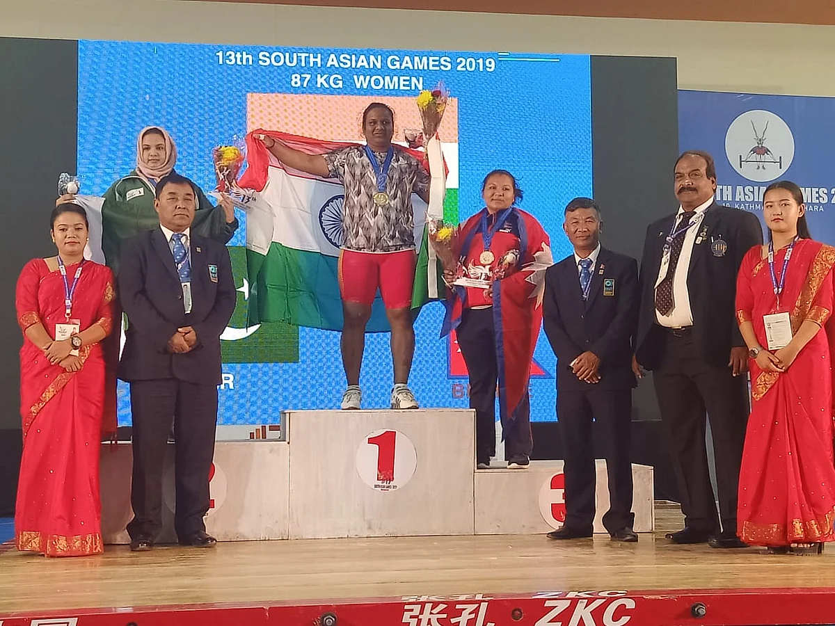`பளு தூக்கும் விளையாட்டுன்னா உசுரு!’- தெற்காசியப் போட்டியில் தங்கம் வென்று சாதித்த தஞ்சை பெண் எஸ்ஐ