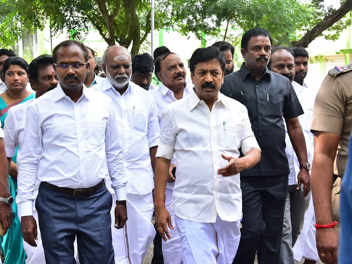 `நோயாளிகளின் உயிருக்கே ஆபத்தாகிவிடும்!' -சி.வி.சண்முகத்துக்காக மருத்துவர்களோடு மோதிய அதிகாரிகள்