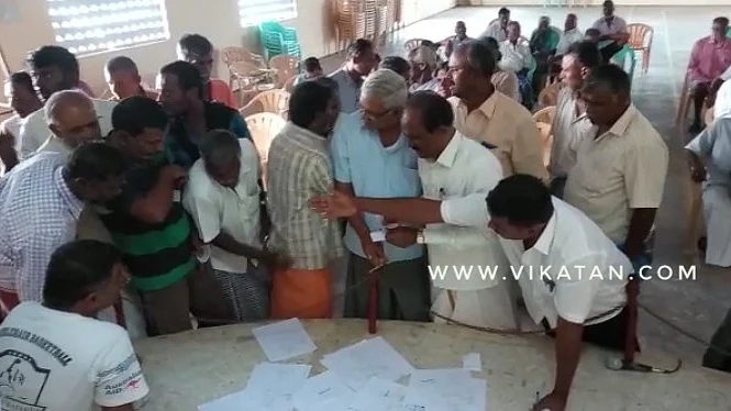 குலுக்கலில் ஈடுபடும் கிராமத்தினர்