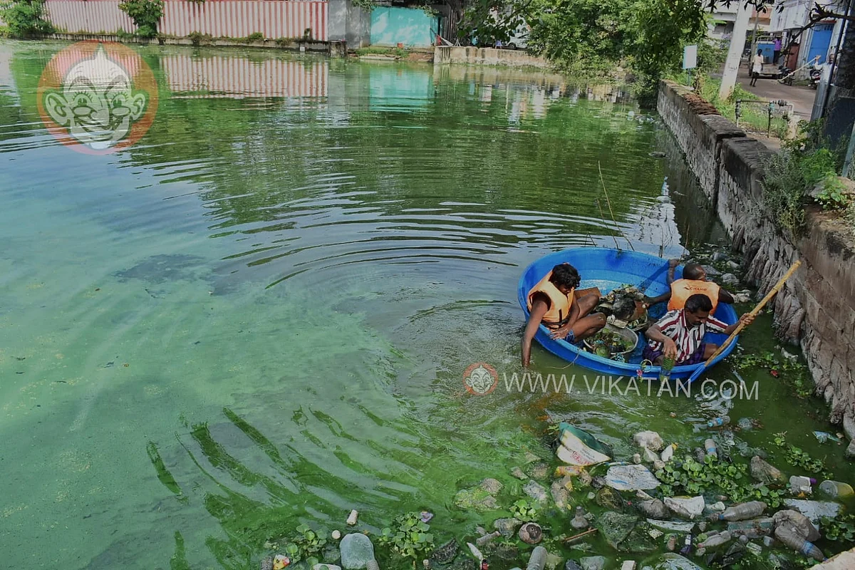 படகில் தூய்மை செய்யும் பணி
