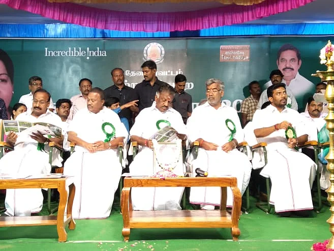 சாரல் விழாவில் குவிந்த கோரிக்கை மனுக்கள்! - சங்கடத்தில் ஓ.பி.எஸ்