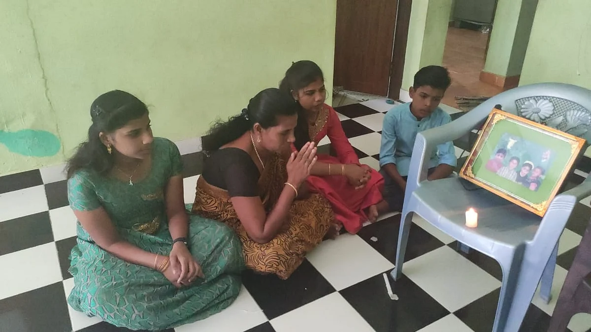 சுனாமியில் இறந்த குழந்தைகளுக்கு அஞ்சலி செலுத்தும் ஆக்னஸ்