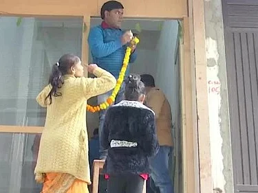 ``அமானுஷ்யத்தில் நம்பிக்கை இல்லை!'' - 11 பேர் தற்கொலை செய்து கொண்ட வீட்டில் குடியேறிய தில் டாக்டர்