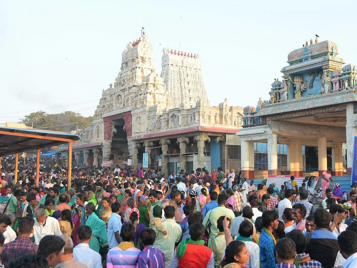 `ஒரு மாதம் உள்ளே வரவே கூடாது!' - கட்டாய வசூலுக்குக் கடிவாளம் போட்ட திருச்செந்தூர் கோயில் ஜே.சி.