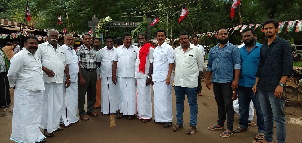 சுருளி அருவி கட்டண உயர்வு தொடர்பாக மனு அளிக்க வந்திருந்தவர்கள்