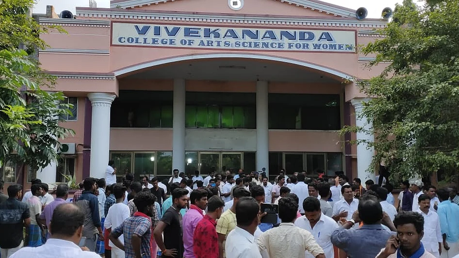 கல்லூரியில் கல் வீச்சு