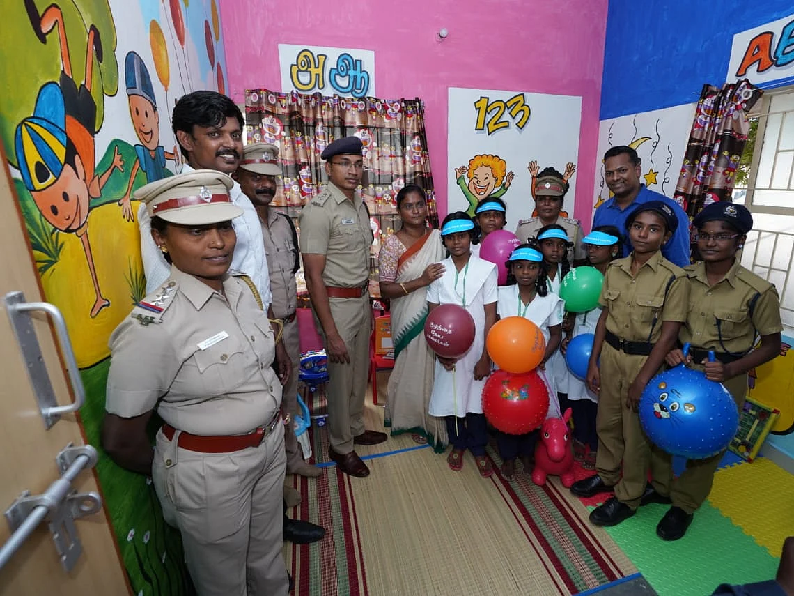 `போலீஸைப் பார்த்து பயந்த குழந்தைகள் இப்போ என்ன பண்றாங்க தெரியுமா?!' - பெண் ஆய்வாளர் ராஜேஸ்வரி