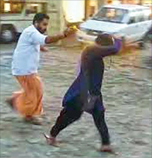 நபர் ஒருவர் பிந்துமீது மிளகு ஸ்ப்ரே தாக்குதல் நடத்தியுள்ளார்.