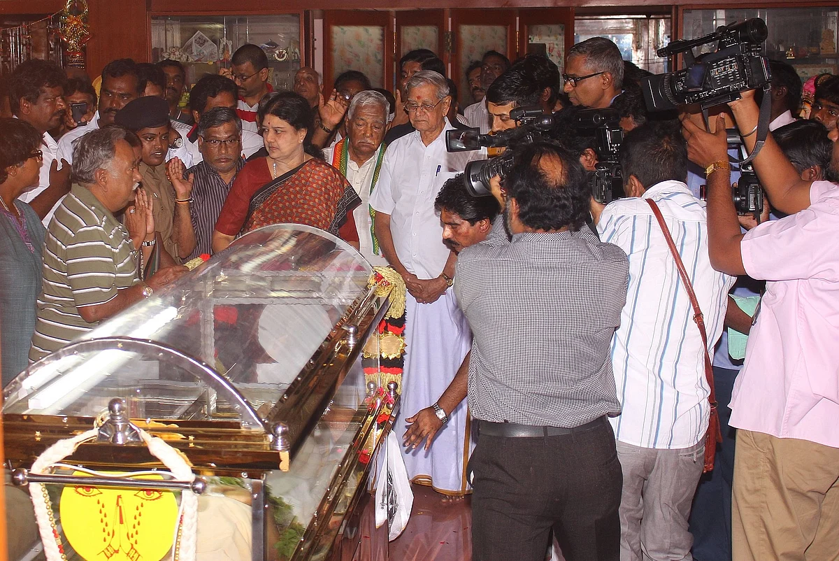 சோவுக்கு சசிகலா அஞ்சலி செலுத்திய போது...