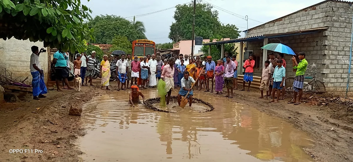 மழைநீரால் நிரம்பிய சாலையில் நூதன போராட்டம்
